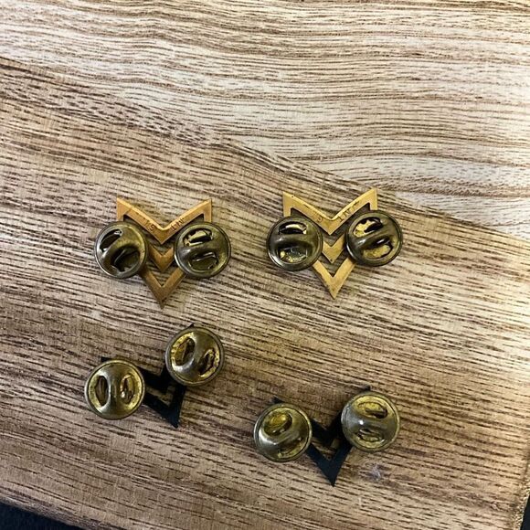 Lot 4 Vintage US Army Sergeant First Class Gold Black Rank Insignia Lapel Pins - Picture 3 of 3